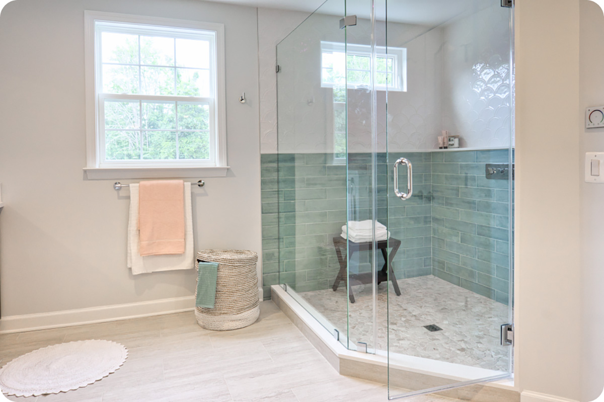 Nuestro equipo de diseñadores trabajará estrechamente contigo para crear la mampara perfecta que se adapte a tus especificaciones exactas y refleje tu estilo personal.